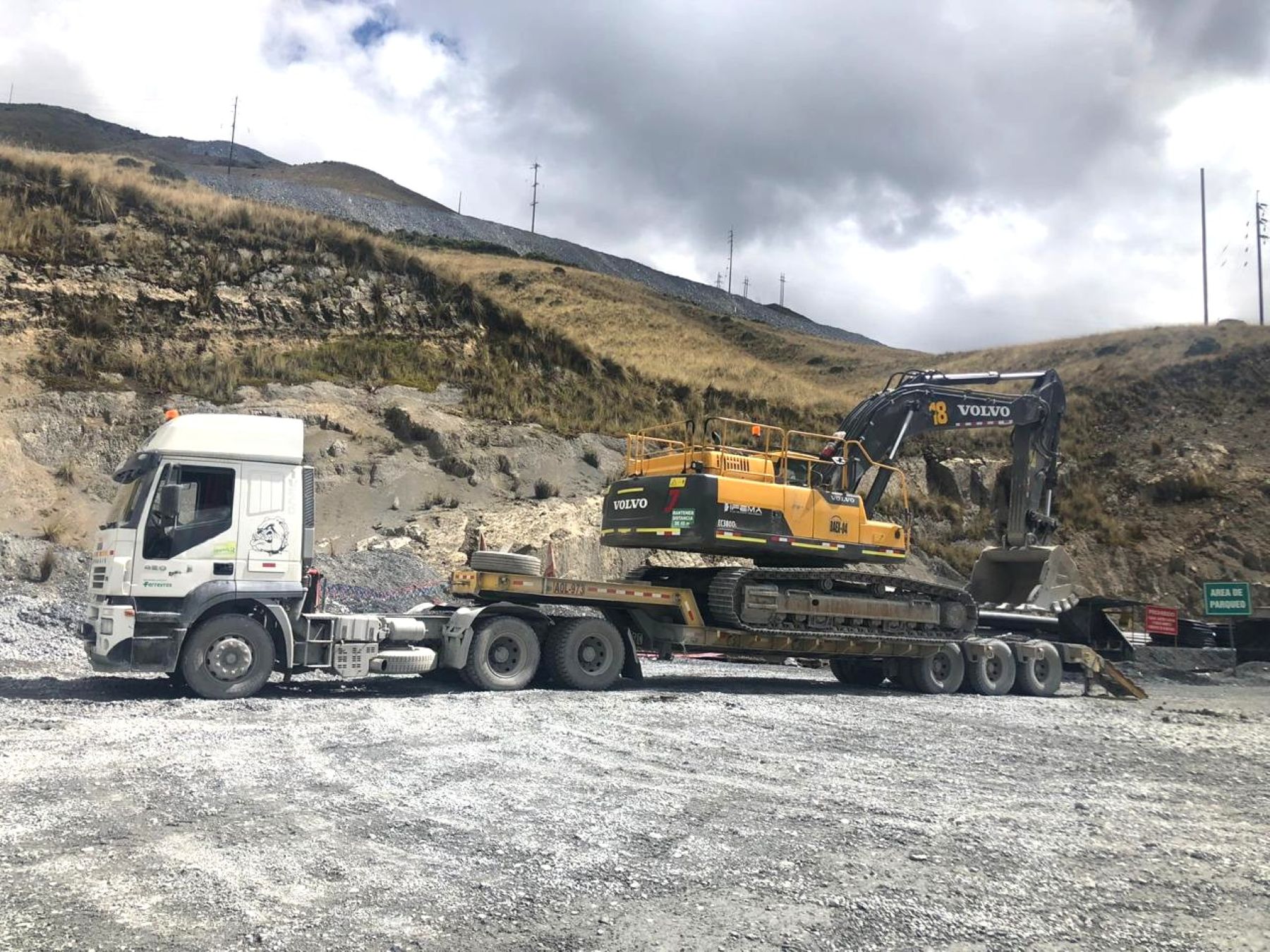 Lowboy transportando maquinaria